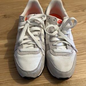 Women’s Nike Genicco Sneakers size 8